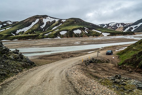 道路極端4wd 4x4車輛的泥濘崎tough地形landmanalaugar的風景以大自然