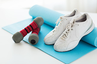 体育，<i>健</i>身，<i>健</i><i>康</i>的<i>生</i>活<i>方</i>式和对象的概念— —关闭运动鞋，哑铃和运动垫