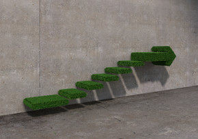 成长和进步的概念混凝土房间与绿色图楼梯在墙上