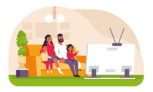家人看电视卡通父亲母亲和儿童度过周末在家,坐在沙发上看电影或卡通
