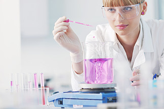 研究和科学博士学生人在<i>明</i><i>亮</i>的实验室代表化学教育和医学概念