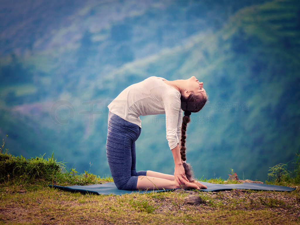 ٤-Ustrasana asanaŮ٤ԱѾƼٻñ˵мʽͼ٤asana UstrasanaƵĸŮ