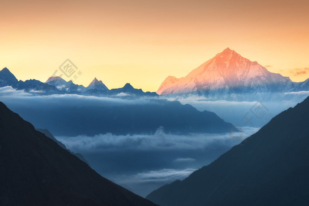 山脉,美丽的天空和黄色的太阳光线的雪峰令人惊叹的喜马拉雅山性质