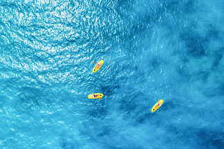 人民的鸟瞰图皮船的在蓝色<i>海</i>晴朗的明亮的天在夏天桑给巴尔非洲独木舟的俯视图景观与蔚蓝清澈的水，船运动和休闲生活方式