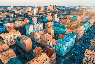 五颜六色的大厦的鸟瞰图在日落的欧洲城市与多彩多姿的房子，在街道上的汽车的都市风景在基辅，乌克兰顶视图城市景观建筑的空中照片