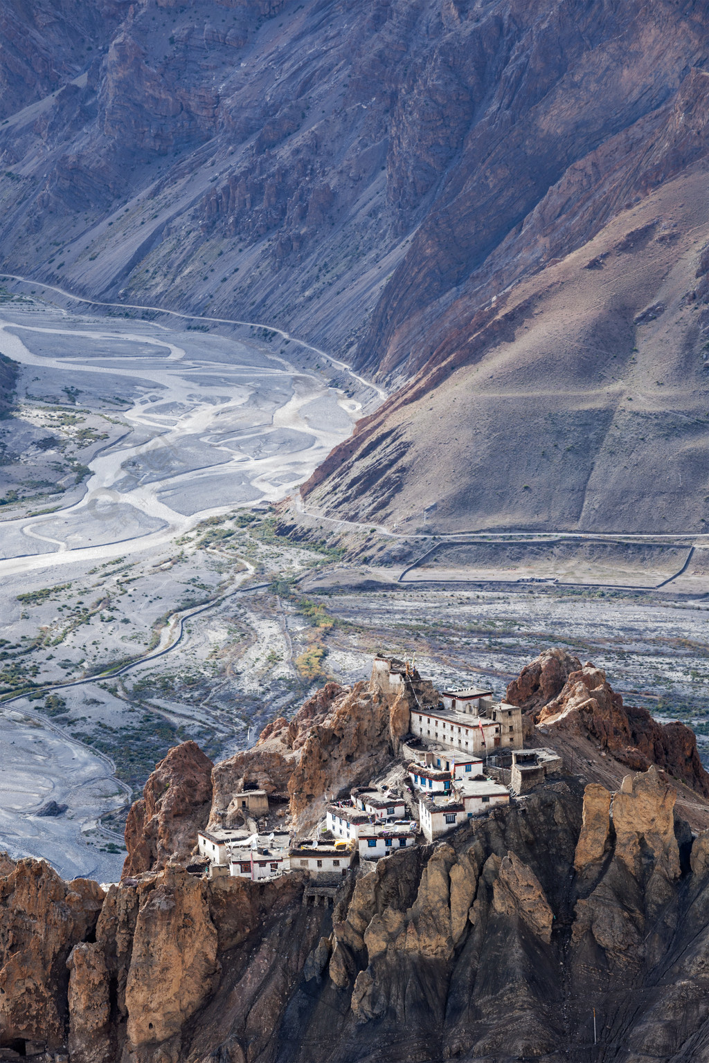 spiti谷,喜马sp尔邦,印度dhankar修道院坐落在印度喜马拉雅山的悬崖上