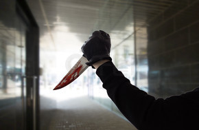 犯罪现场，谋杀和杀害概念-犯罪分子或凶手在皮手套上沾满鲜血在黑暗的隧道背景（舞台照片）刀在黑暗的隧道在刀上带血的手套手
