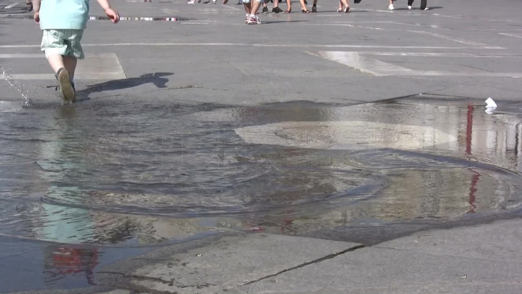 Blick auf ein Kind das durch eine Fntze lSuft am MarkusplatzVenedig