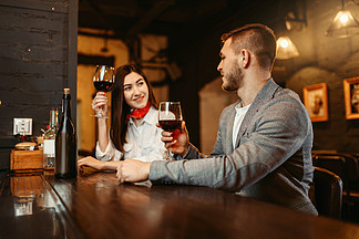 男人和女人在酒吧，<i>情</i>侣在木制柜台调<i>情</i>恋人在酒吧休闲，夫妻在夜总会一起放松