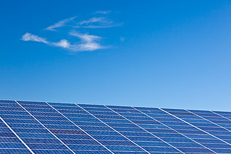 光伏板光伏电池板在深蓝天的一家太阳能发电厂中
