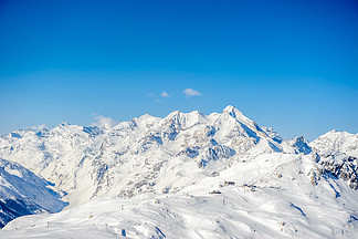 與低雲的高山冬天山風景用雪蓋的法國阿爾卑斯在晴天法國伊澤爾谷