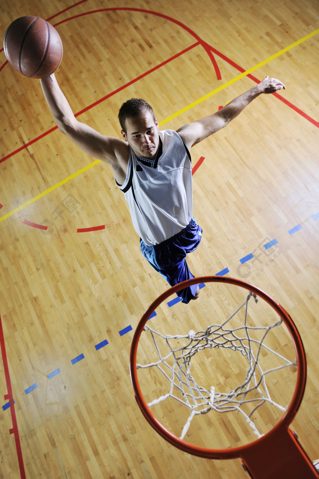 健康的年轻人在室内打篮球游戏1年前发布
