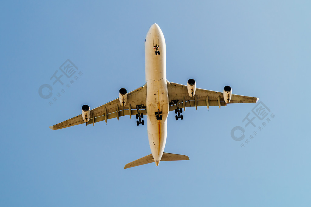 客運飛機飛上湛藍的天空