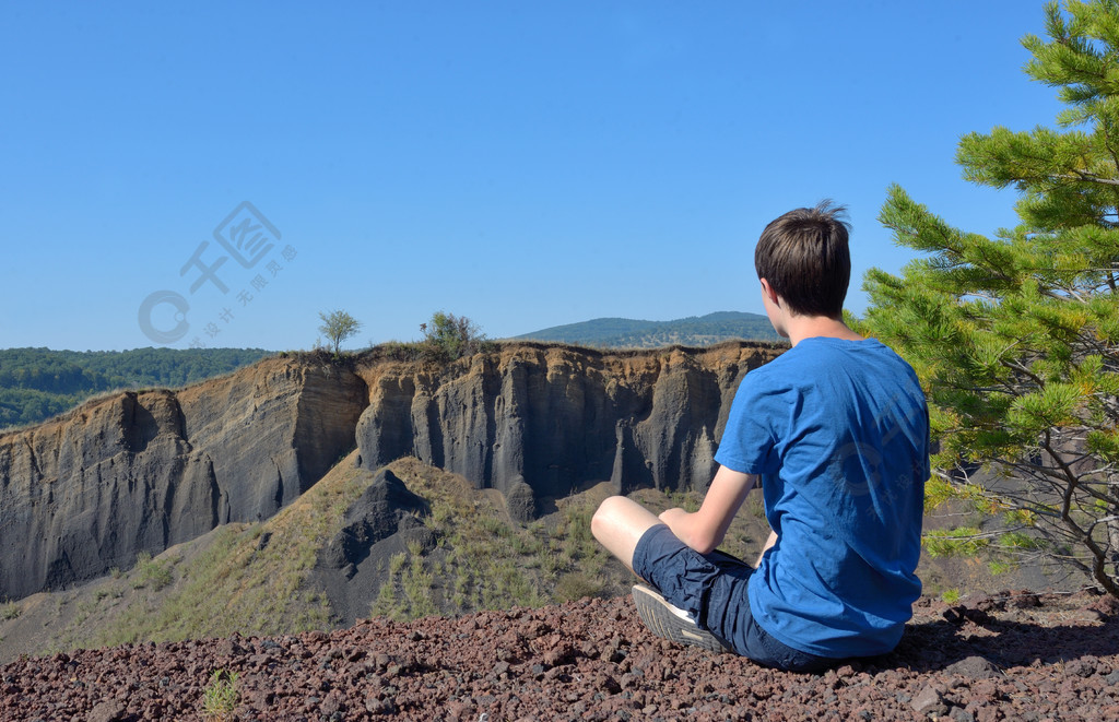 十几岁的男孩独自一人欣赏山景