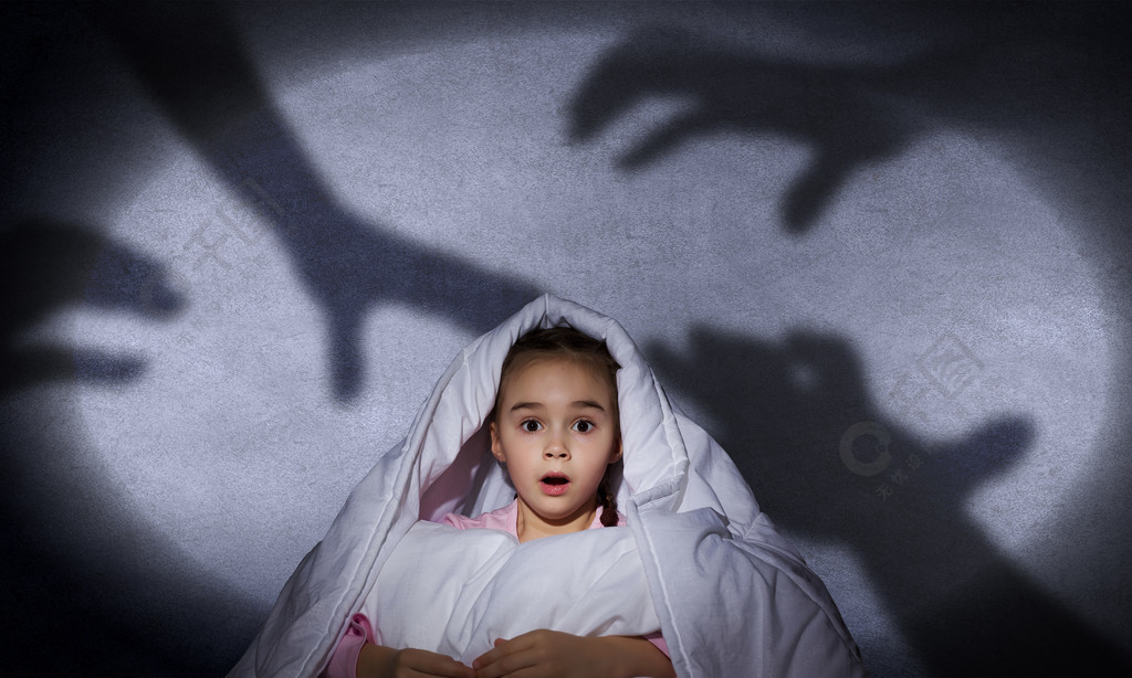 儿童的噩梦可爱的害怕的女孩坐在床上的毯子下