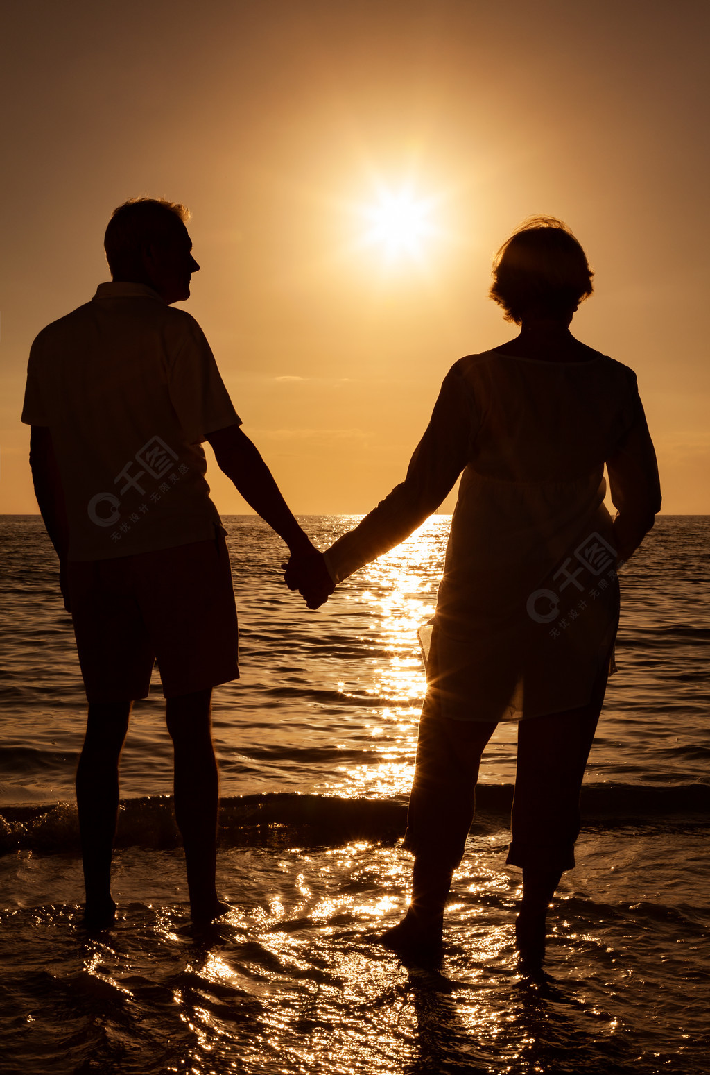 老人和妇女夫妇在空旷的热带海滩上的日落或日出时牵手1年前发布