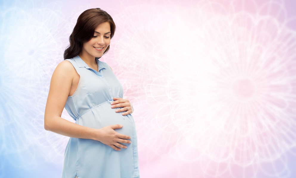 怀孕,孕产,人和期望的概念— —幸福的孕妇,摸她的大肚子在玫瑰石英和