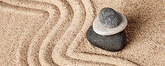 日本禅宗石头庭院-放<i>松</i>，凝思，朴素和平衡概念-小卵石和倾斜的沙子安静的镇静场面信箱全景日本禅石花园