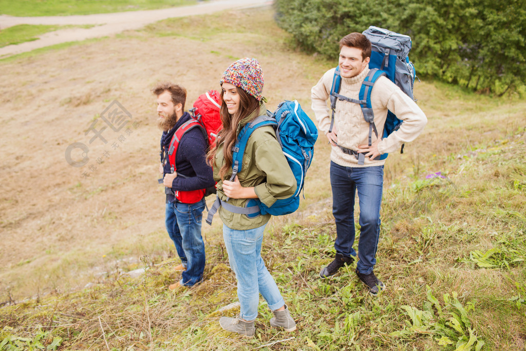 冒险,旅行,旅游,徒步旅行和人们观念-群微笑着朋友在户外背包