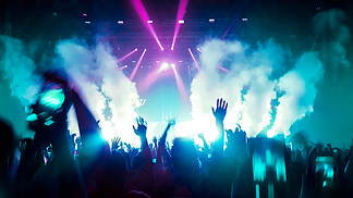 快乐的人在夜总会DJ派对音乐会上跳舞，并在舞台上聆听DJ的电子舞曲剪影快乐的人群庆祝新年晚会2020年人们的生活方式DJ夜生活