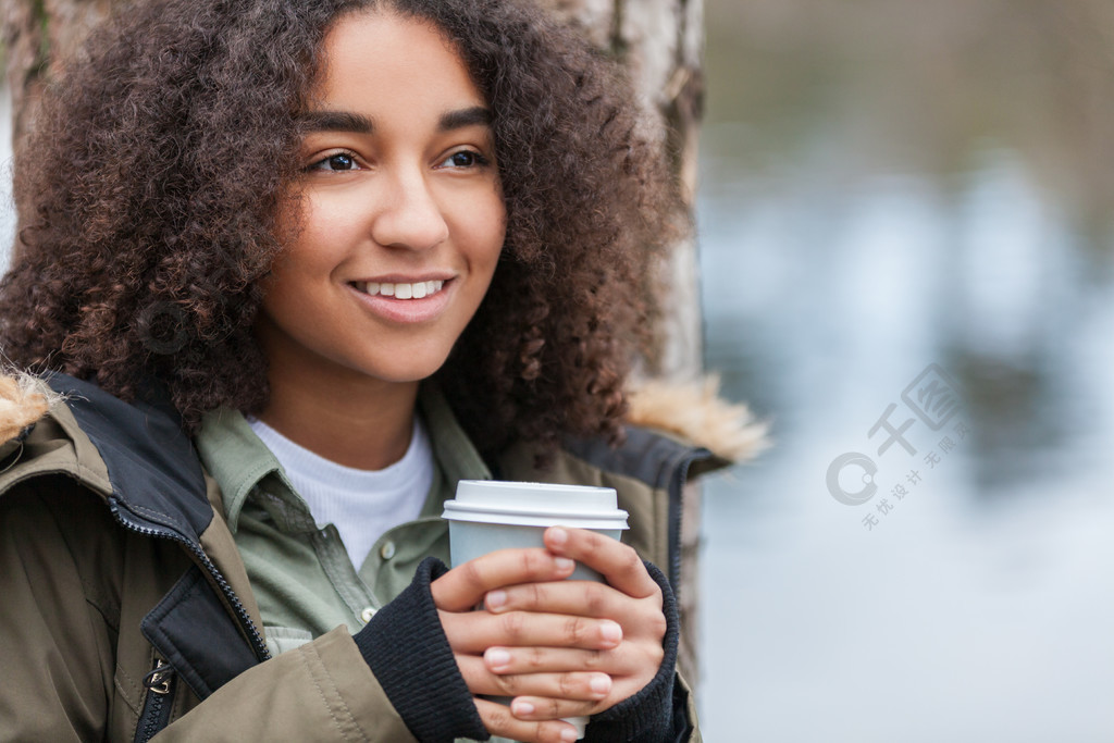 美丽快乐混血儿混血儿非洲裔美国女孩少年女性年轻女子微笑着喝外卖