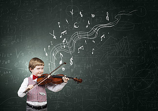 他才<i>华</i>横溢可爱的男孩，穿着红色领结和拉小提琴