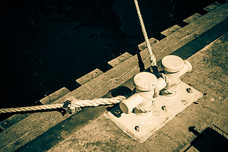 <i>航</i><i>运</i>对象的概念帆船绳子捆绕码头缆桩晴天室外拍摄波兰德在码头