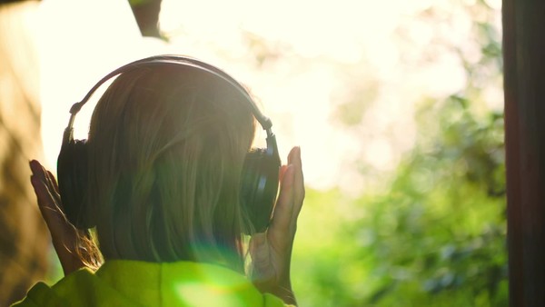 戴耳机和听音乐欣赏自然风光的 i