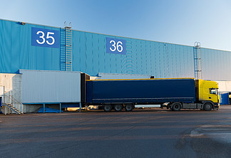 物流，仓储，运输，运输和装载概念-仓库大门和<i>卡</i><i>车</i>装载