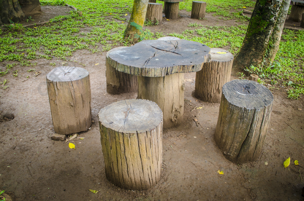树桩在公园座椅,花园家具从木日志制成