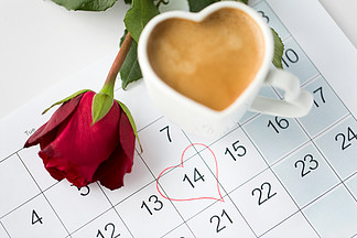 情人节和假日概念-接近日历板料与心脏形状，咖啡杯和英国兰开斯特家族族徽标记的2<i>月</i>14日日历，心，咖啡和红玫瑰的特写