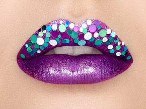 关闭美丽的妇女嘴唇看法有紫色唇膏的张开嘴与洁白的牙齿美容，药店或时尚化妆概念美容工作室拍摄热情的吻