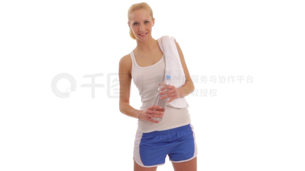 Junge Frau mit Wasserflasche im Sport-DressFitnessŮPETˮ˶