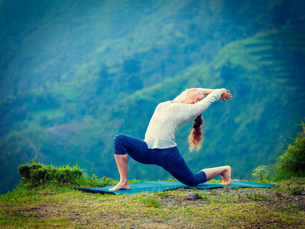 ٤-˶ͺʵŮϰ٤asana Anjaneyasana-ϲɽĻʽЧ˵ʱַͼ˶͵ĺʵŮɽϰ٤ʽAana Aney