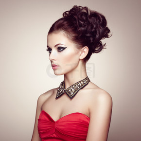 美丽性感的女人，与优雅的发型的画像钻石领完美的妆容时尚写真