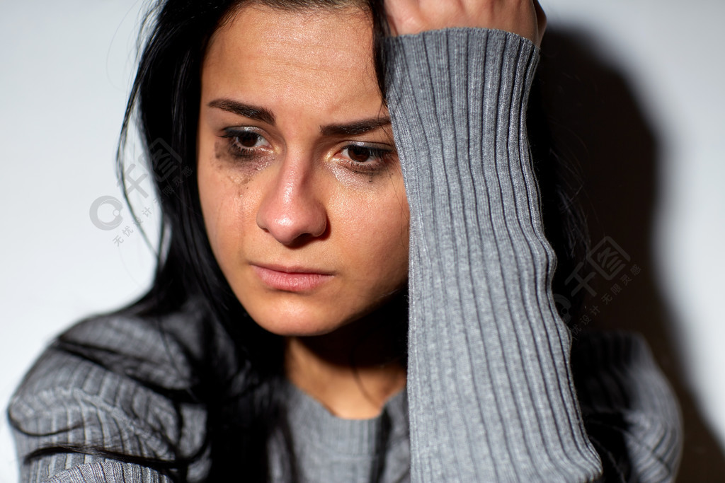 人悲伤和家庭暴力的概念关闭不开心的哭泣的女人不开心哭泣的女人的