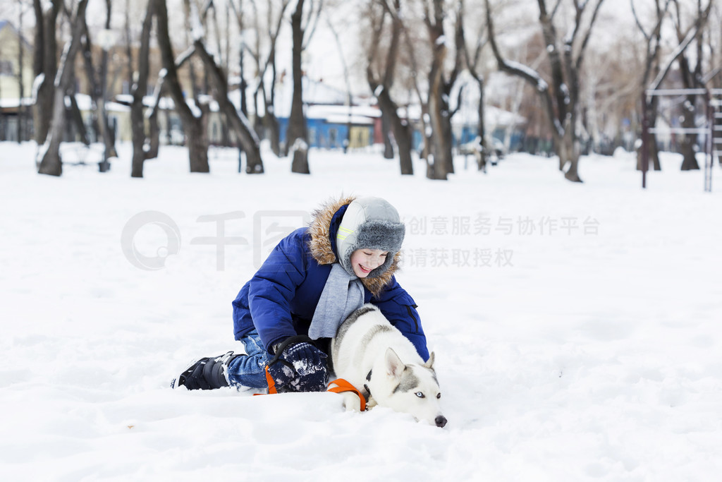 公园高清图片 入学年龄的孩子与狗的在冬天公园我和我最好的朋友 人像图片免费下载 jpg格式 5760像素 编号39111760 千图网