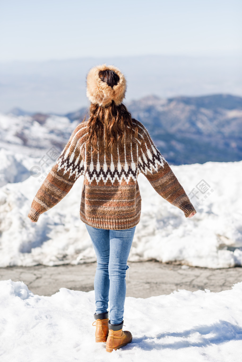 雪山美女背影图片图片