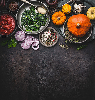 健康素食主义者的烹调食物的背景为碗的鲜美南瓜盘成份在碗：西红柿酱，菠菜，切的葱，南瓜籽，顶视图，横幅<i>清</i>洁季节性饮食