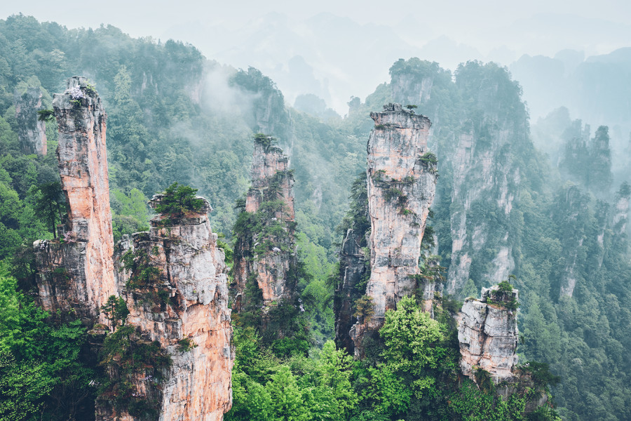 中國的著名旅遊勝地-張家界石在霧嶺的 i>柱 /i> i>子 /i>峭壁山在