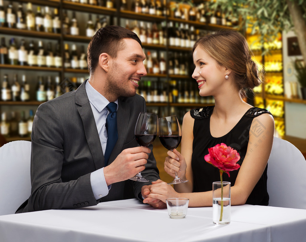 杯叮当响的杯在餐馆背景的红葡萄酒幸福的夫妇,在餐厅喝红酒1年前发布