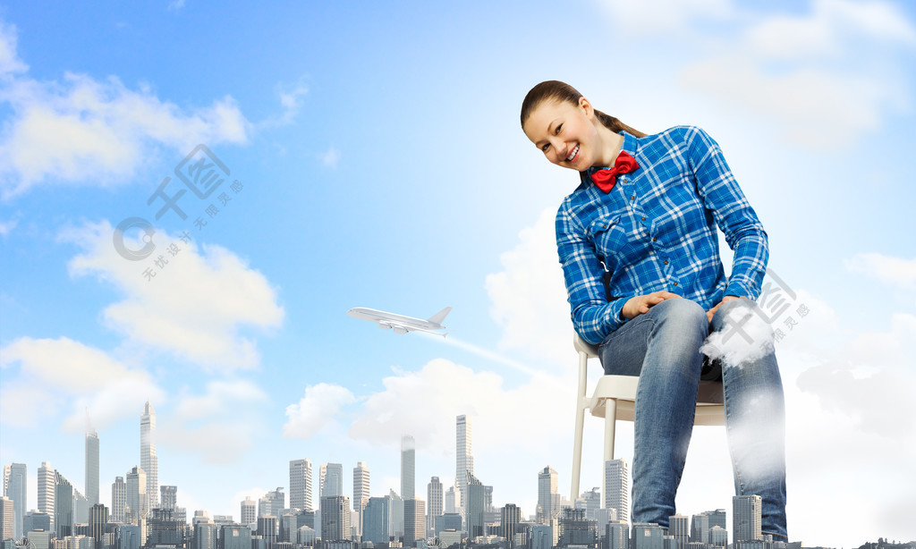 旅游概念年轻的巨型女人坐在椅子上现代城市