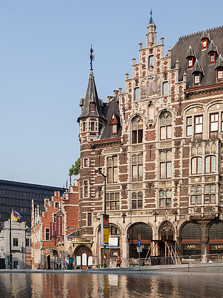 布鲁塞尔，比利时-2012年<i>5</i><i>月</i>23日：与美丽的门面，在布鲁塞尔老区的老建筑具有美丽的外观的老建筑
