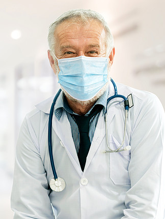 医生在医院戴口罩可预防冠状病毒病或COVID-19医务人员是感染冠状病毒或COVID-19的高危人群
