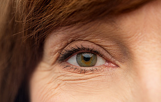 秀丽，视觉和老人概念-资深妇女的眼睛女高管的眼睛