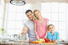幸福的家庭，在厨房里做饭的肖像