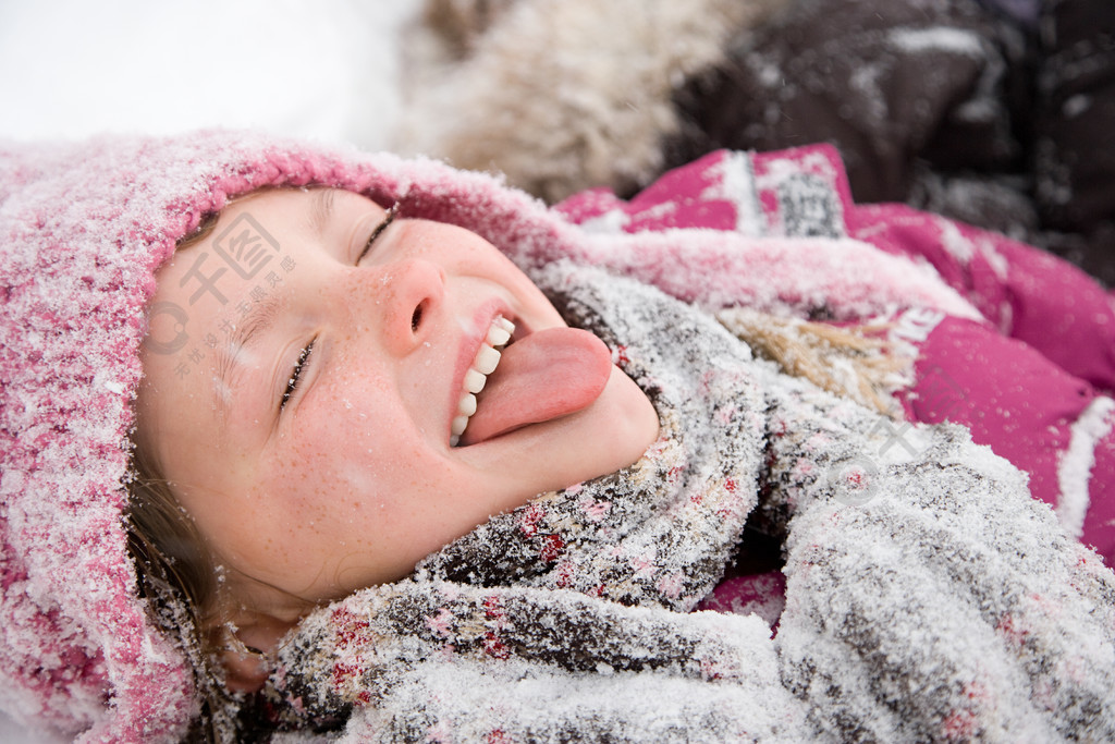 雪伸出舌头的女孩人物形象免费下载_jpg格式_5700像素_编号39023323