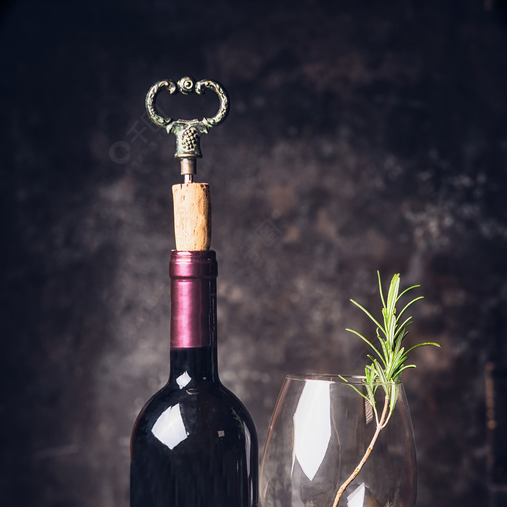 瓶和杯红酒在乡村背景，侧视图