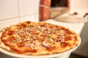 食品，意大利厨房，烹饪和烹饪的概念-在比萨店的烤的比萨比萨店烤披萨