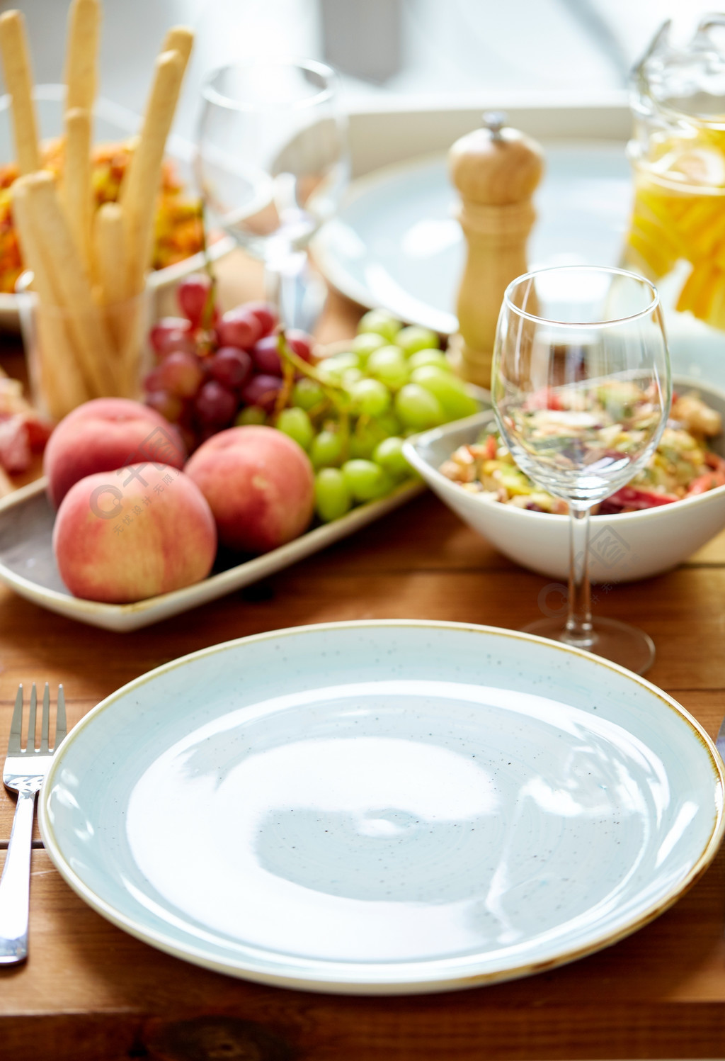 空盘子和酒杯在桌子上的食物餐饮美食免费下载